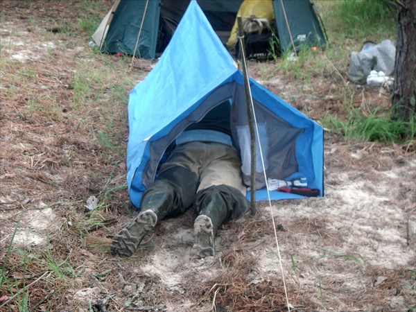 Саша Зайцев в своей мини-палатке