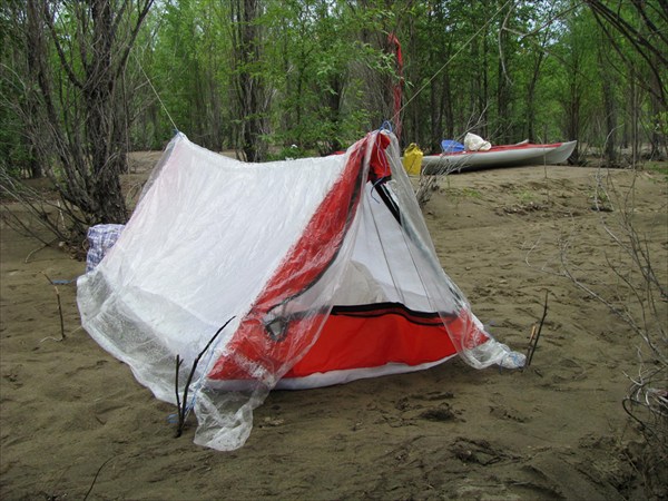 Палатка из прокладочного материала весит грамм 500 с пленкой