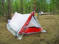 Палатка из прокладочного материала весит грамм 500 с пленкой