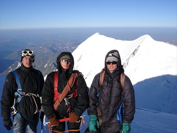 DSC03388 Участники восхождения. На заднем плане вершина Западная