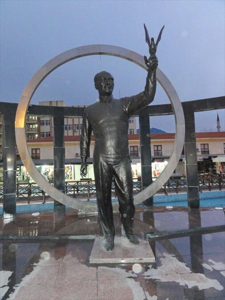 Памятник Кемалю Ататюрку, Кемер