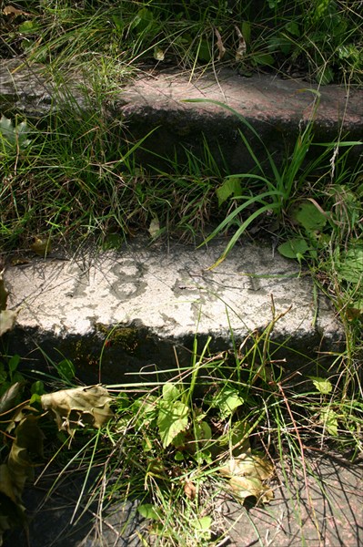 Камень в ступенях кирхи г. Озерск