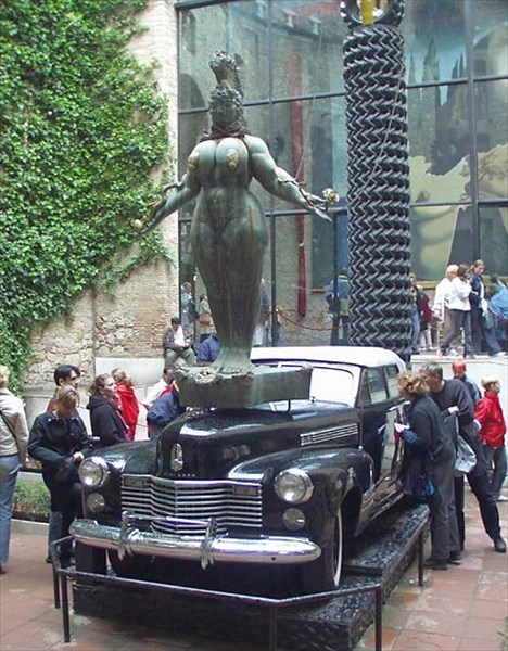 дождливое такси (музей сальвадора дали в барселоне, испания). музей сальвадора дали в фигерасе дождливое такси. дождливое такси сальвадора. памятник дождливое такси ангарск. дождливое такси.