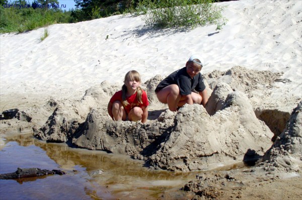 Дети в песке