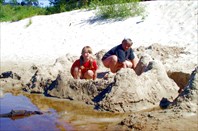 Дети в песке