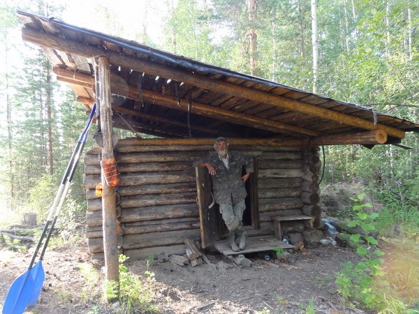 Это домики такие маленькие или Волк большой?