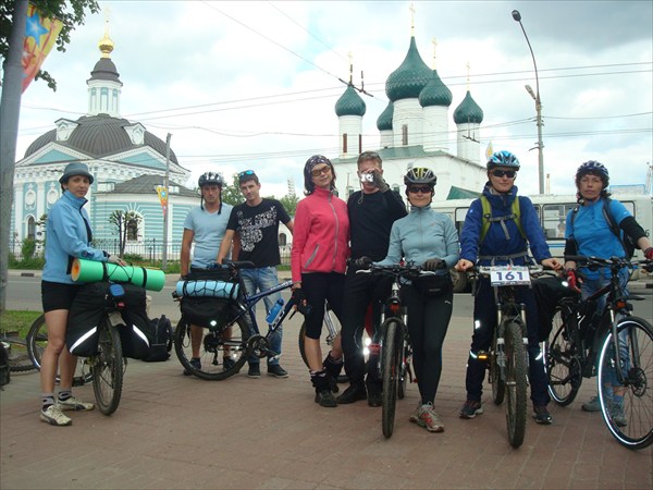 Сретенская церковь (слева) и церковь Вознесения Господня