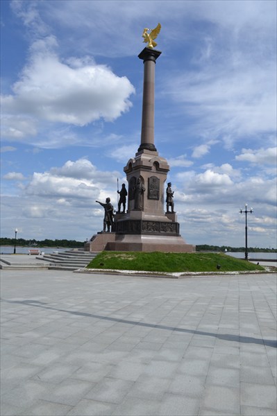 Памятник `1000-летию Ярославля`