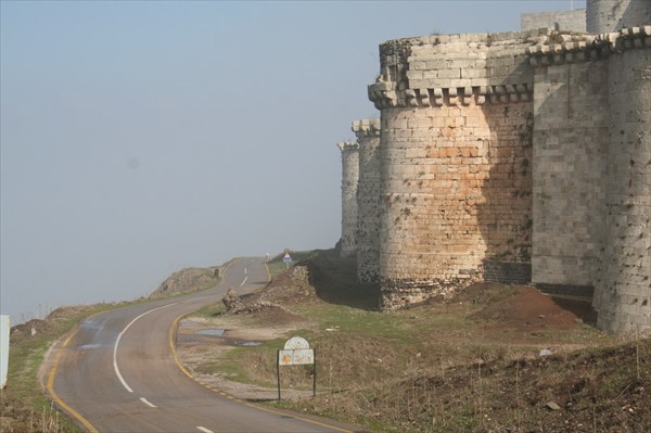 road near Crac de Chevaliers