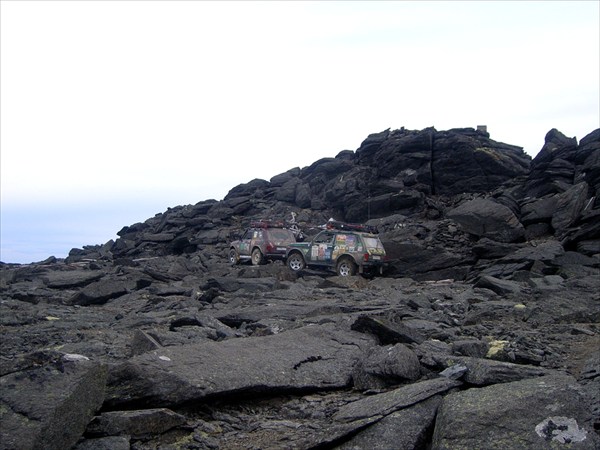 Машинкам было непросто  добраться до вершины