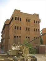 Стены зданий всё ещё хранят следы боев