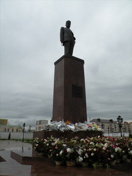 Памятник Ахмаду Кадырову на месте дворца Дудаева