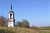 Разрушенная церковь на погосте