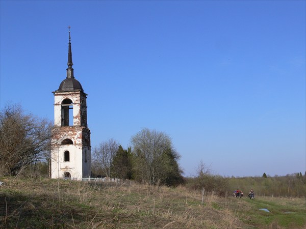 Разрушенная церковь на погосте