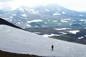 Спуск с Горелого. Впереди - Мутновский