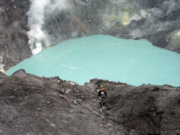Озеро в активном кратере Горелого
