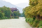Река реку Миньцзян в г. Дуцзянъянь.