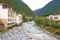 Р. Zagunao River в городке Xinqiaogou.