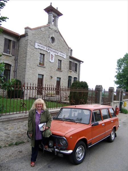 Французская журналистка-экскурсовод и ее машина