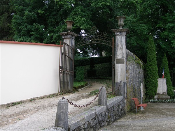 Ворота замка чаще всего закрыты на замок. Фотосъемка запрещена.