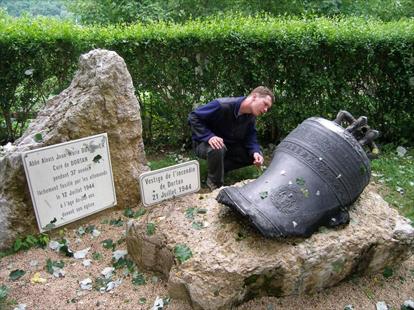 Памятник расстрелянному фашистами священику.