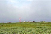 Фото. 37. Полосатый маяк Цып-Наволока. За ним надвигается туман