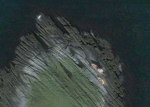 Снимок. 3.  Космический снимок с Google Maps: Порванный корабль