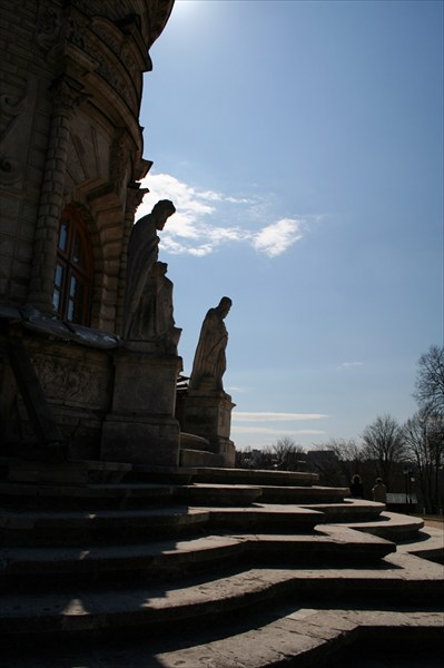 Вход оберегают две статуи святых