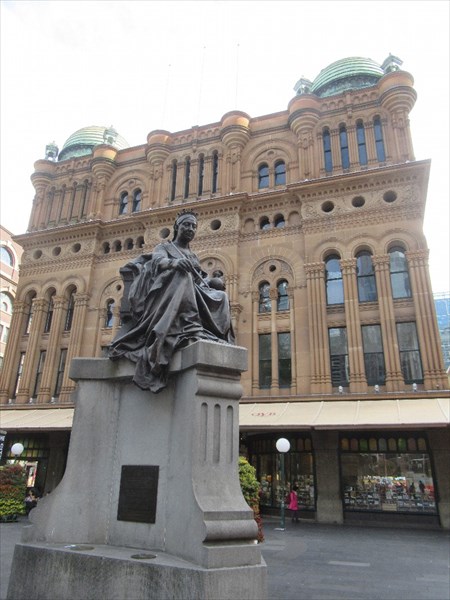 Здание Королевы Виктории (QVB) и памятник ей же.