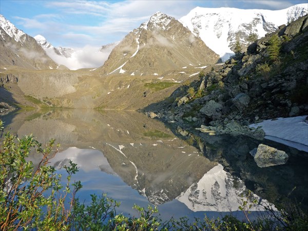 Озеро Зеленое. Вид на ледник Западный и отроги Катунского хребта