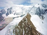 Взгляд на Аккемский ледник и Белуху с пика Рериха