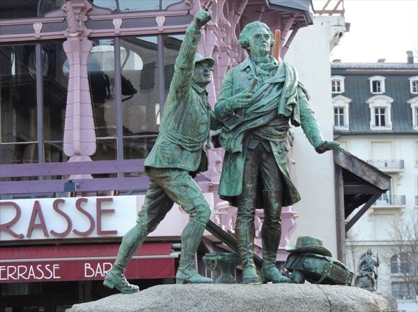 Памятник первопокорителям Монблана Жаку Бальма и Мишелю Паккару.