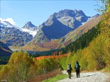 В долине Алибек. Впереди группа вершин Сулахат.