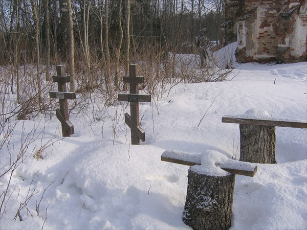К церкви - примыкает старое кладбище
