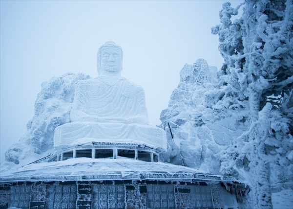 Большая статуя Будды Шакьямуни.