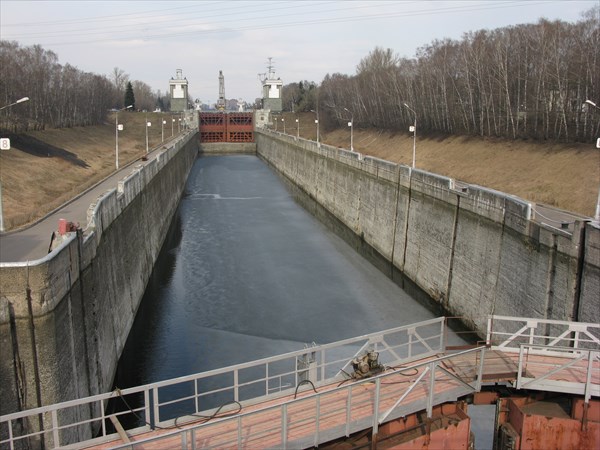Вид с моста на шлюз канала им. Москвы (2014)