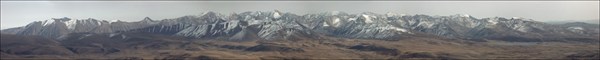 Хребет Чихачева с Талдуайра 3505 м. Справа озеро Киндыктыкуль