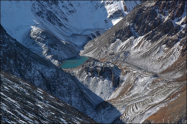 Безымянное озеро под вершиной Талдуайр с подъема на Сайлюгем 