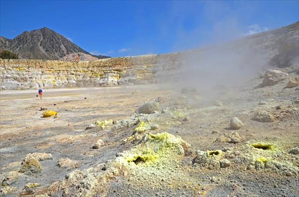 Сероводородные выбросы из кратера вулкана