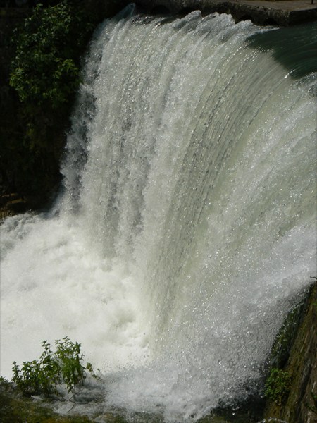 Водопад водохранилища гидроэлектростанции