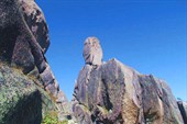 Каменный страж вершины перевала Тайгиш-2