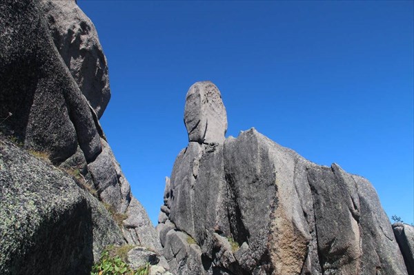 Каменный страж вершины перевала Тайгиш-2