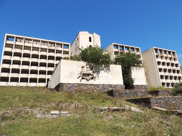 Развалины советского санатория в Кани