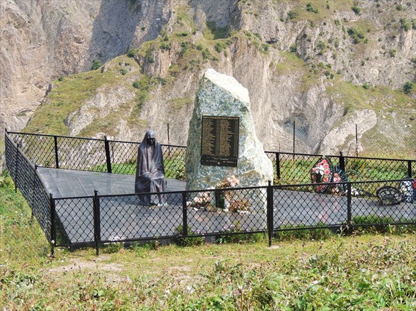 Памятник погибшим под ледником Колка