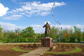 Памятник В.П.Чкалову на входе в городской парк Ахтубинска