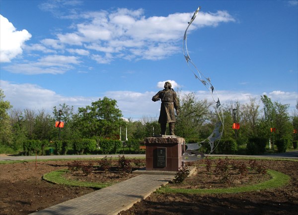 Памятник В.П.Чкалову на входе в городской парк Ахтубинска