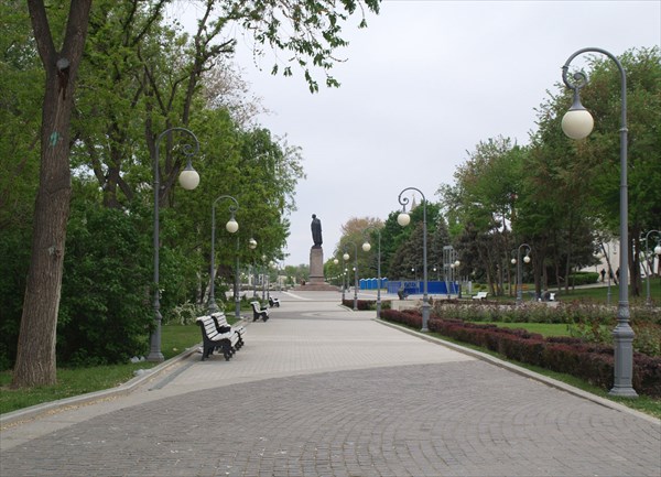 Аллея к площади Ленина