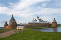 Вид на монастырь со Святого озера-Соловецкий монастырь