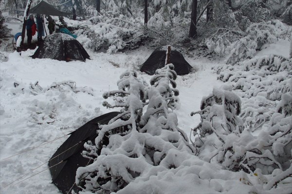 Ночью этот снег подтает и будет с грохотом падать на палатку