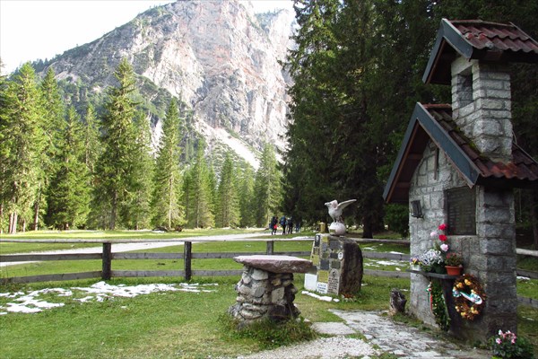 Памятник погибшим альпинистам